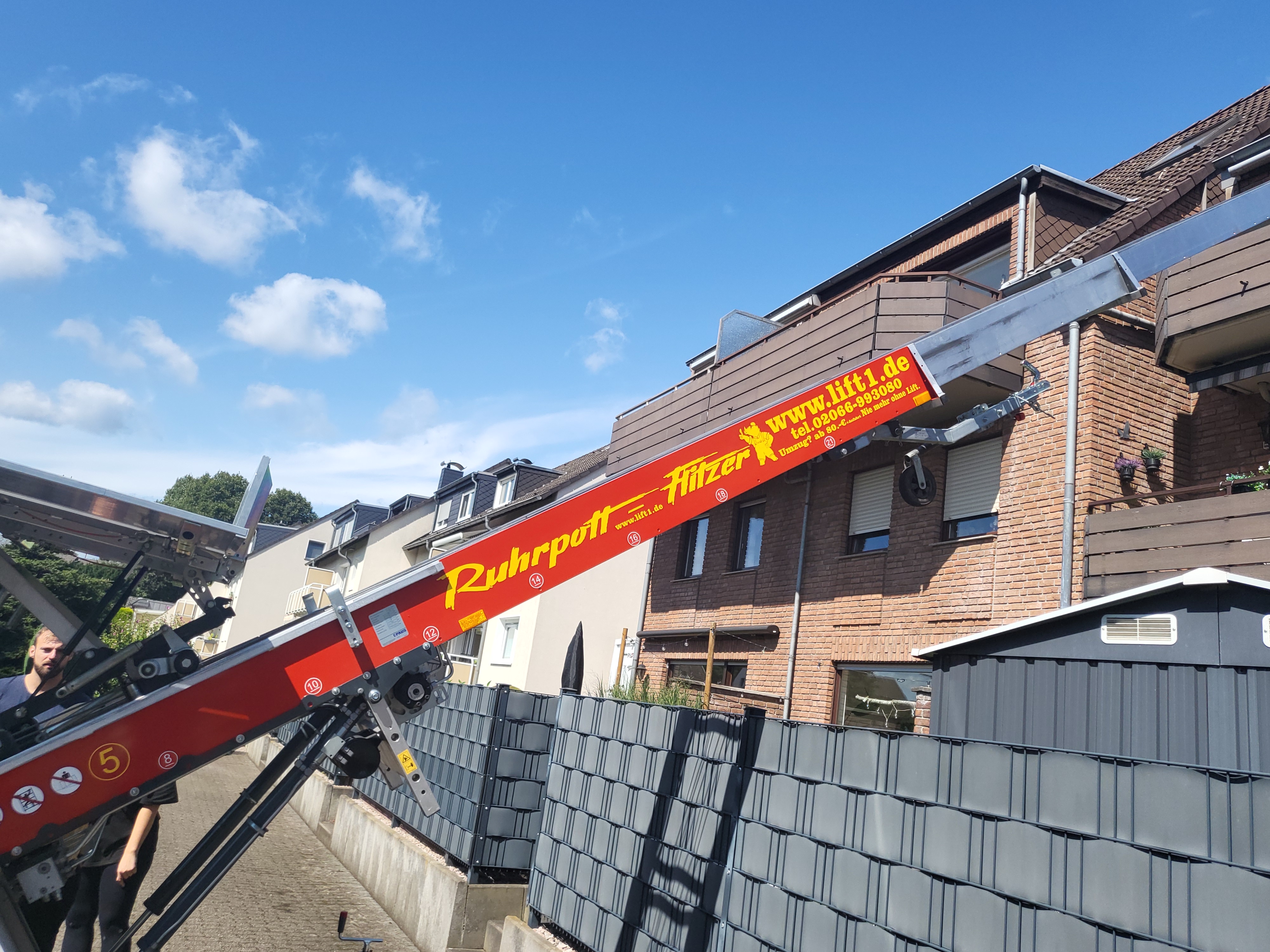 Möbellift an einem Gebäude im Einsatz